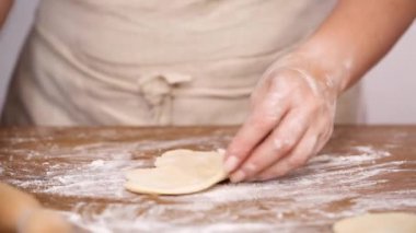 Adım adım. Hamur için ev yapımı empanadas haddeleme