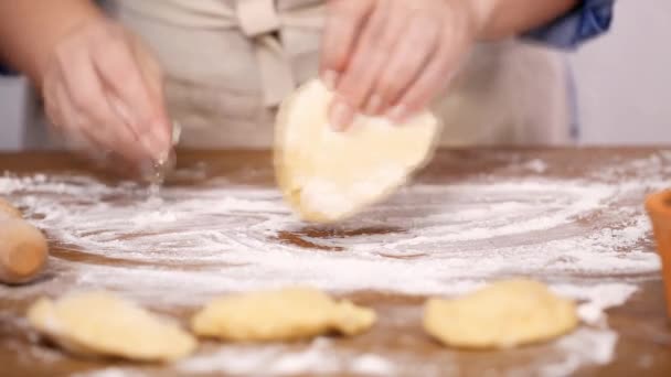 Schritt Für Schritt Teigrollen Für Hausgemachte Empanadas — Stockvideo