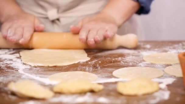 Krok Krokem Válcování Těsta Pro Domácí Vyrobené Empanadas — Stock video