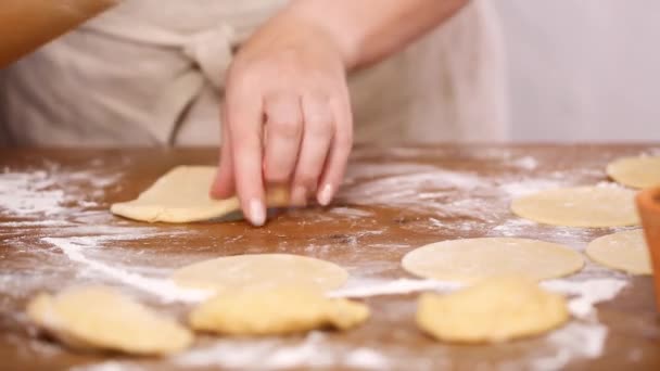 Krok Krokem Válcování Těsta Pro Domácí Vyrobené Empanadas — Stock video