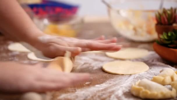 Krok Kroku Walcowania Ciasta Dla Domu Wykonane Empanadas — Wideo stockowe