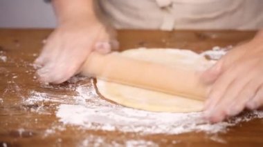 Adım adım. Hamur için ev yapımı empanadas haddeleme