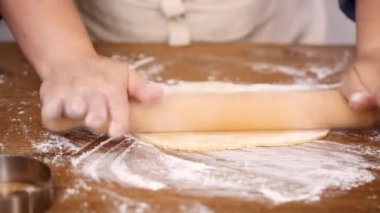 Adım adım. Hamur için ev yapımı empanadas haddeleme