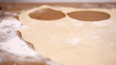 Zaman atlamalı. Adım adım. Hamur için ev yapımı empanadas haddeleme