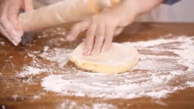Zaman atlamalı. Adım adım. Hamur için ev yapımı empanadas haddeleme
