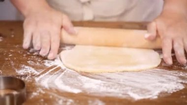 Zaman atlamalı. Adım adım. Hamur için ev yapımı empanadas haddeleme