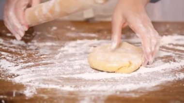 Zaman atlamalı. Adım adım. Hamur için ev yapımı empanadas haddeleme.