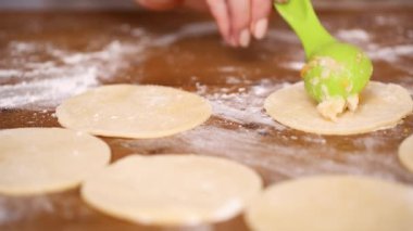 Adım adım. Ev yapımı yapma empanadas farklı dolguları ile
