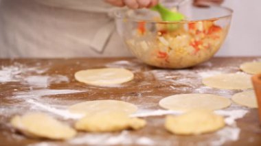 Adım adım. Ev yapımı yapma empanadas farklı dolguları ile
