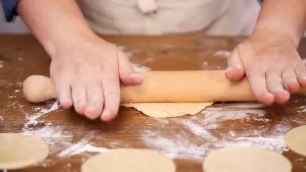 Stap Voor Stap Rollend Deeg Voor Home Made Empanadas — Stockvideo