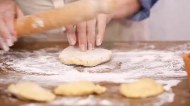 Časová Prodleva Krok Krokem Válcování Těsta Pro Domácí Vyrobené Empanadas — Stock video