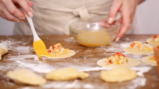 단계적으로 만들기 Empanadas — 비디오