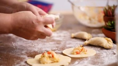 Adım adım. Ev yapımı yapma empanadas farklı dolguları ile