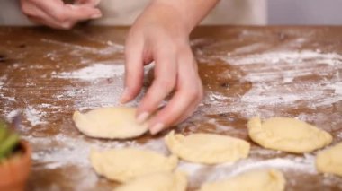 Adım adım. Ev yapımı yapma empanadas farklı dolguları ile