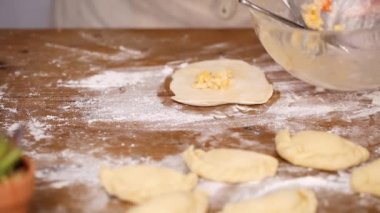 Adım adım. Ev yapımı yapma empanadas farklı dolguları ile
