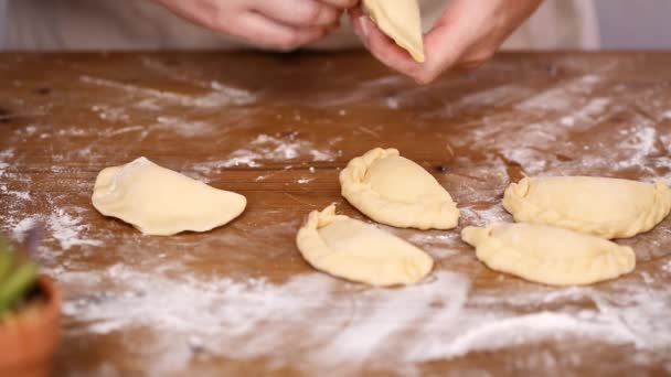 Askel Kerrallaan Making Kotitekoinen Empanadas Eri Täytteet — kuvapankkivideo