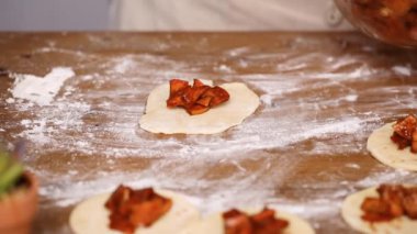 Adım adım. Ev yapımı yapma empanadas kırmızı elma dolguları ile