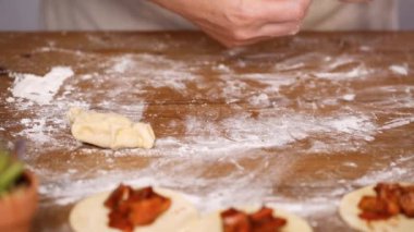 Adım adım. Ev yapımı yapma empanadas kırmızı elma dolguları ile