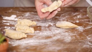 Adım adım. Ev yapımı yapma empanadas kırmızı elma dolguları ile