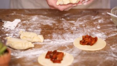 Adım adım. Ev yapımı yapma empanadas kırmızı elma dolguları ile