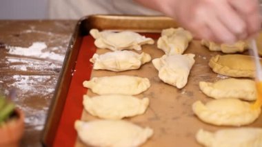 Adım adım. Ev yapımı yapma empanadas kırmızı elma dolguları ile