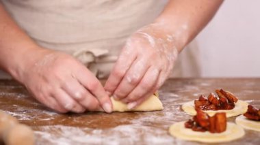 Adım adım. Ev yapımı yapma empanadas kırmızı elma dolguları ile