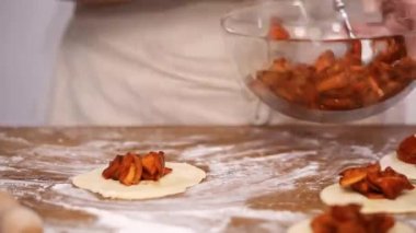 Zaman atlamalı. Adım adım. Ev yapımı yapma empanadas kırmızı elma dolguları ile.