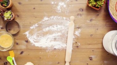 Düz yatıyordu. Adım adım. Hamur için ev yapımı empanadas haddeleme