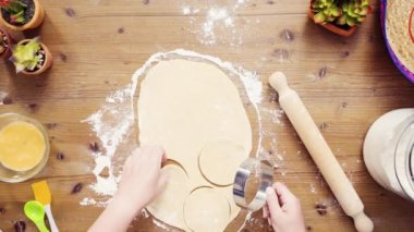 Düz yatıyordu. Adım adım. Hamur için ev yapımı empanadas haddeleme