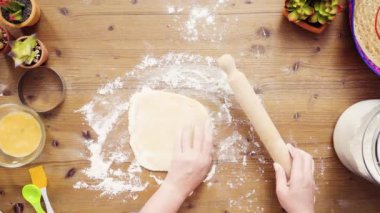 Düz yatıyordu. Adım adım. Hamur için ev yapımı empanadas haddeleme