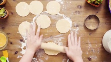 Düz yatıyordu. Adım adım. Hamur için ev yapımı empanadas haddeleme