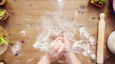 Düz yatıyordu. Adım adım. Hamur için ev yapımı empanadas haddeleme