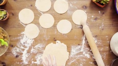 Düz yatıyordu. Adım adım. Hamur için ev yapımı empanadas haddeleme