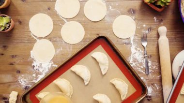 Düz yatıyordu. Adım adım. Hamur için ev yapımı empanadas haddeleme