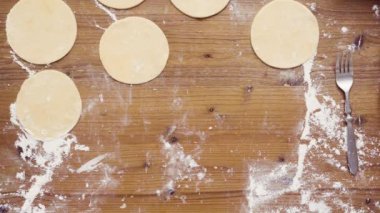 Düz yatıyordu. Adım adım. Hamur için ev yapımı empanadas haddeleme