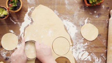 Düz yatıyordu. Adım adım. Hamur için ev yapımı empanadas haddeleme