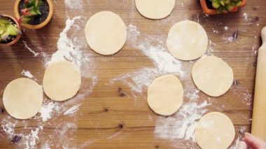 Düz yatıyordu. Adım adım. Hamur için ev yapımı empanadas haddeleme