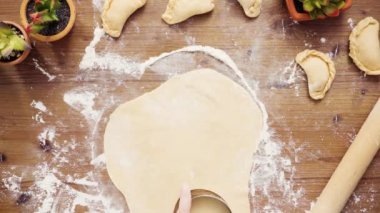 Düz yatıyordu. Adım adım. Hamur için ev yapımı empanadas haddeleme