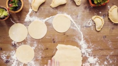 Düz yatıyordu. Adım adım. Hamur için ev yapımı empanadas haddeleme