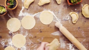 Düz yatıyordu. Adım adım. Hamur için ev yapımı empanadas haddeleme