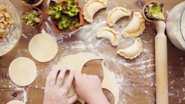 Düz yatıyordu. Adım adım. Hamur için ev yapımı empanadas haddeleme