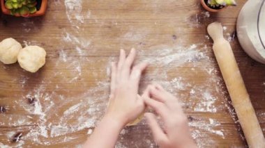Düz yatıyordu. Adım adım. Hamur için ev yapımı empanadas haddeleme