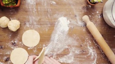 Düz yatıyordu. Adım adım. Hamur için ev yapımı empanadas haddeleme