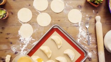 Zaman atlamalı. Düz yatıyordu. Adım adım. Hamur için ev yapımı empanadas haddeleme.