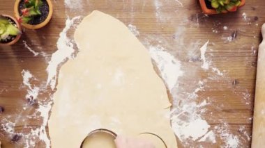 Zaman atlamalı. Düz yatıyordu. Adım adım. Hamur için ev yapımı empanadas haddeleme.