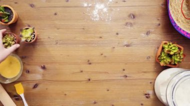 Düz yatıyordu. Adım adım. Malzemeler hamur empanadas için yapmak için karıştırma.