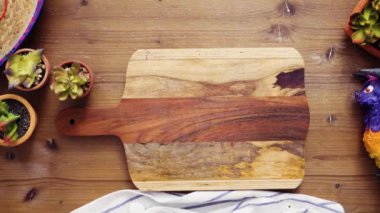 Düz yatıyordu. Adım adım. Sebze empanadas yapmak doldurmak için dilimleme