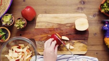 Düz yatıyordu. Adım adım. Sebze empanadas yapmak doldurmak için dilimleme