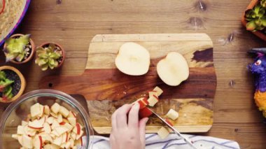 Düz yatıyordu. Adım adım. Sebze empanadas yapmak doldurmak için dilimleme