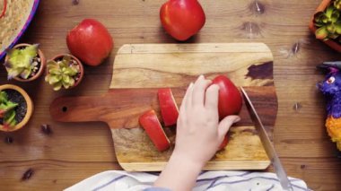 Zaman atlamalı. Düz yatıyordu. Adım adım. Sebze empanadas yapmak doldurmak için dilimleme